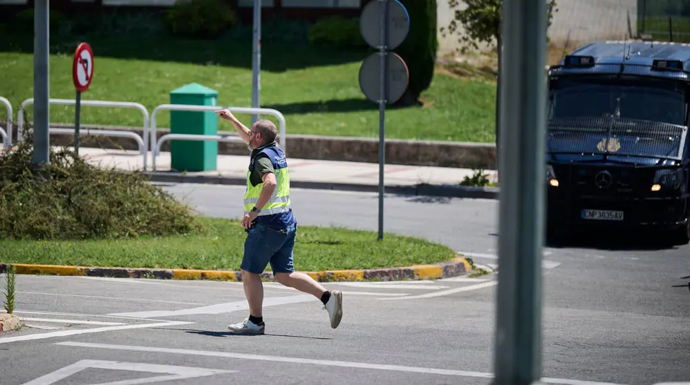 Polic&iacute;a Nacional, Polic&iacute;a Foral y Polic&iacute;a Municipal intervienen ante un objeto sospechoso encontrado en la Aven&iacute;da Pio XII de Pamplona. PABLO LASAOSA