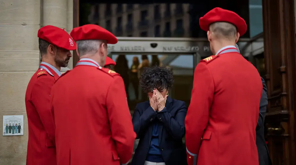 Inma Jur&iacute;o, consejera de Interior, junto a agentes de la Polic&iacute;a Foral durante el homenaje a los cinco polic&iacute;as forales fallecidos en un accidente de tr&aacute;fico. PABLO LASAOSA