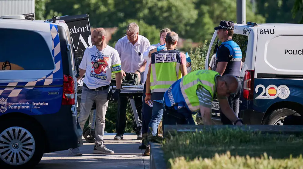 Polic&iacute;a Municipal de Pamplona y Polic&iacute;a Nacional encuentran en Pamplona a un hombre muerto con una pu&ntilde;alada en el pecho. PABLO LASAOSA