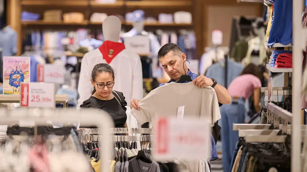 Comienzo de las rebajas de verano de El Corte Ingl&eacute;s. PABLO LASAOSA