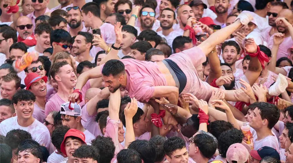 Momentos previos al Chupinazo de San Ferm&iacute;n 2026, en la Plaza del Ayuntamiento, a 6 de julio de 2026, en Pamplona, Navarra (Espa&ntilde;a). Eduardo Sanz. Europa Press.