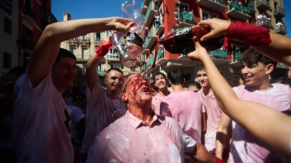 Miles de personas celebran el Chupinazo en la Plaza del Ayuntamiento de Pamplona, con el que se da inicio a las Fiestas de San Ferm&iacute;n 2026. I&Ntilde;IGO ALZUGARAY