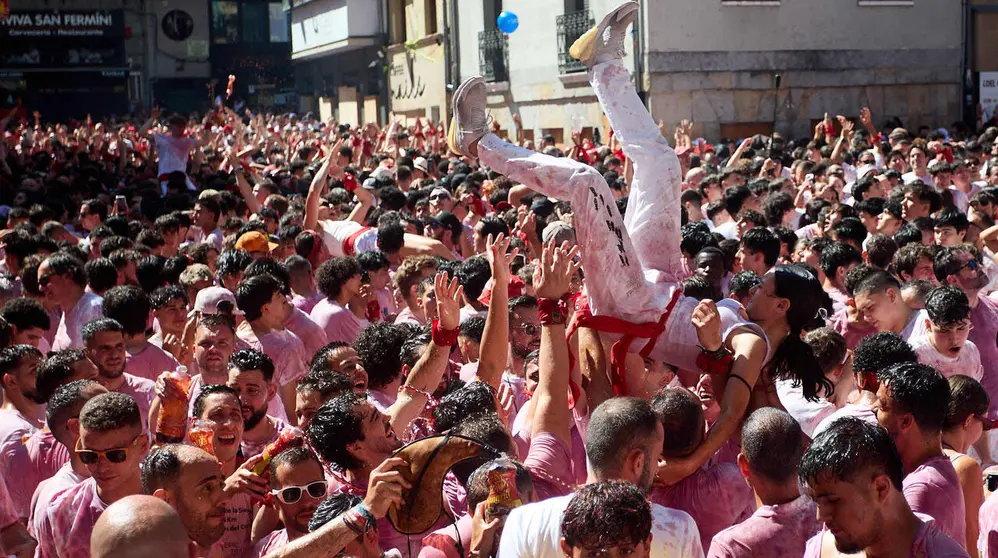 Miles de personas celebran el Chupinazo en la Plaza del Ayuntamiento de Pamplona, con el que se da inicio a las Fiestas de San Ferm&iacute;n 2026. I&Ntilde;IGO ALZUGARAY