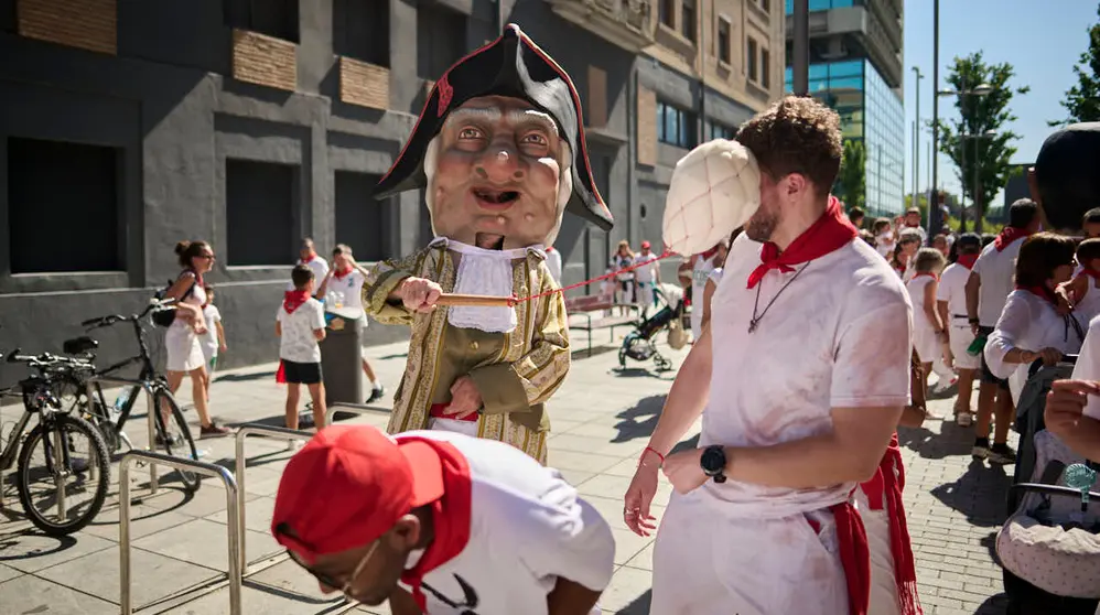 La Comparsa de Gigantes y Cabezudos ameniza las calles de Pamplona durante el primer d&iacute;a de San Ferm&iacute;n 2026. PABLO LASAOSA