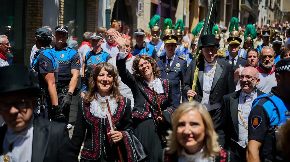 La Corporaci&oacute;n Municipal acompa&ntilde;a al Cabildo a la Catedral tras la procesi&oacute;n de San Ferm&iacute;n 2026. PABLO LASAOSA