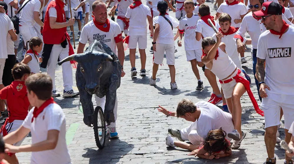 Encierro Txiki en la Cuesta de Santo Domingo de Pamplona durante las fiestas de San Ferm&iacute;n 2026. I&Ntilde;IGO ALZUGARAY