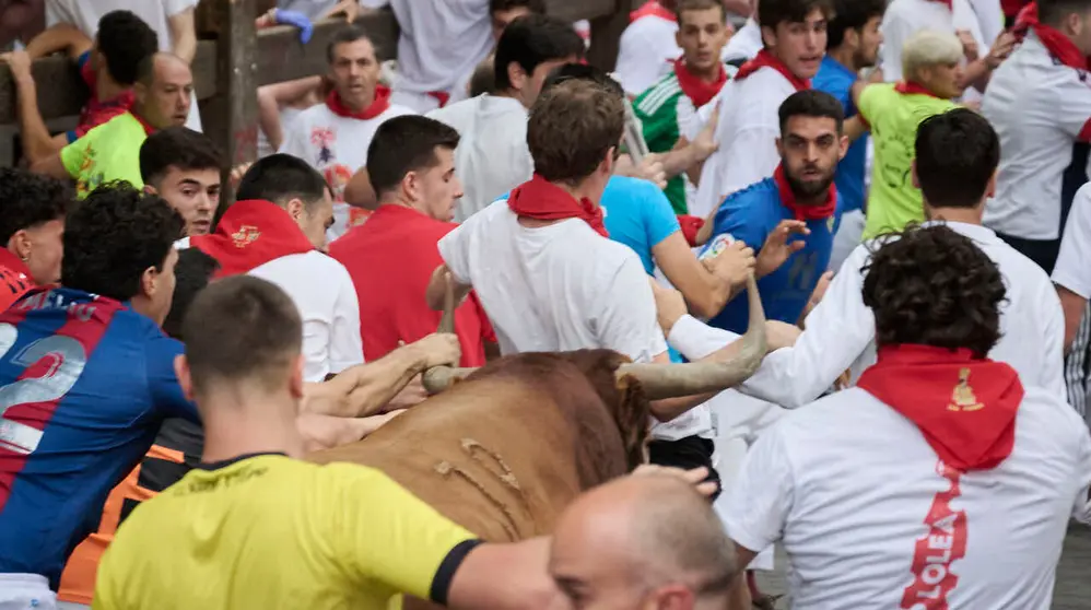 Cuarto encierro de San Ferm&iacute;n 2026 con toros de &Aacute;lvaro N&uacute;&ntilde;ez en el tramo de Telef&oacute;nica. PABLO LASAOSA