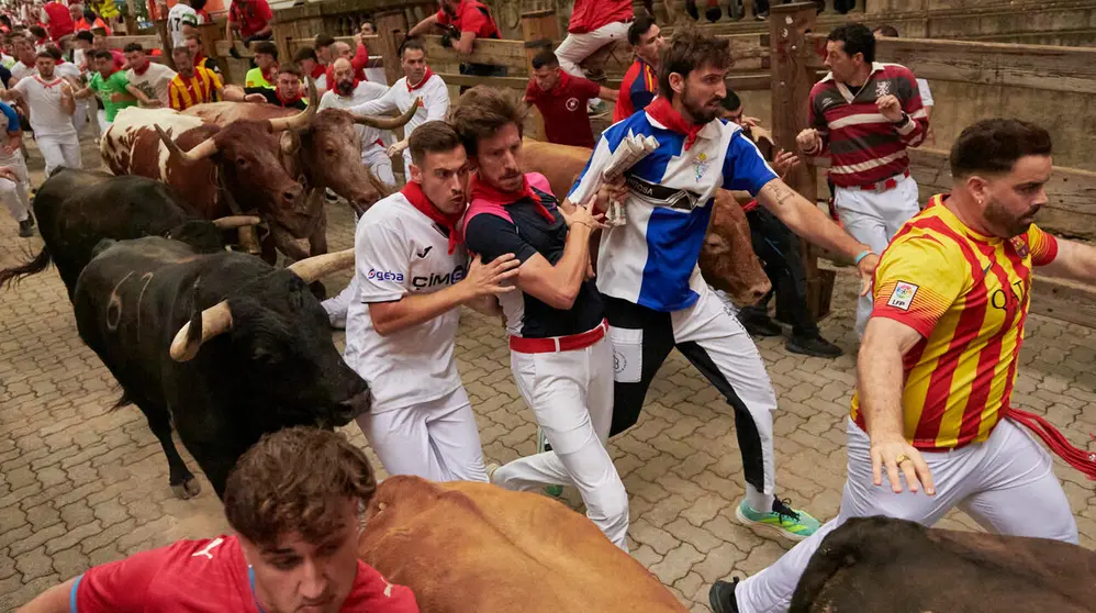 Cuarto encierro de San Ferm&iacute;n 2026 desde la bajada al callej&oacute;n con toros de &Aacute;lvaro N&uacute;&ntilde;ez. IRANZU LARRASOA&Ntilde;A