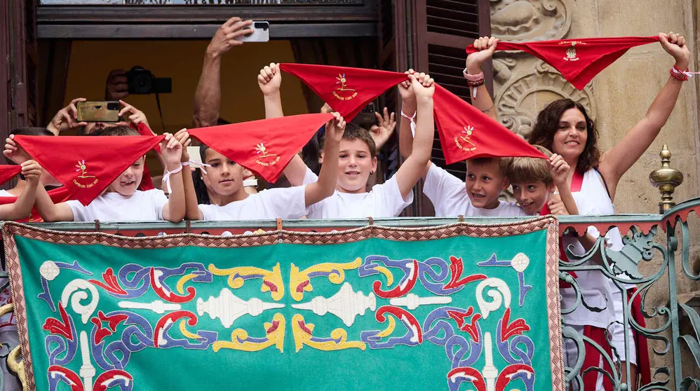 Primer Chupinazo Txiki de la historia de los Sanfermines en la plaza del Ayuntamiento de Pamplona durante las fiestas de San Ferm&iacute;n 2026. I&Ntilde;IGO ALZUGARAY