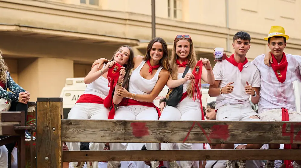 Quinto encierro de San Ferm&iacute;n 2026 con toros de Jos&eacute; Escolar en la curva de Telef&oacute;nica. PABLO LASAOSA