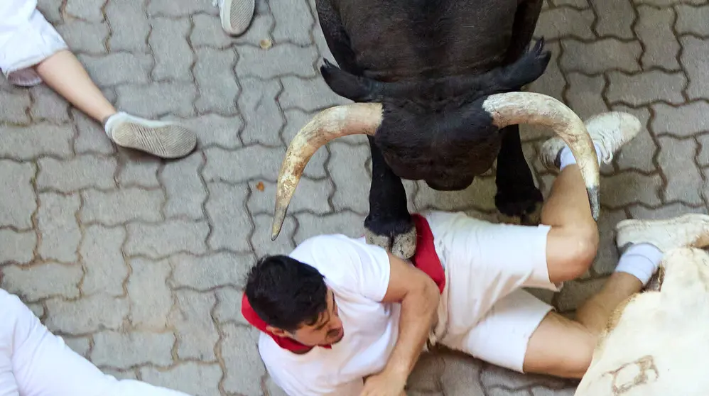 Quinto encierro de San Ferm&iacute;n 2026 con toros de la ganader&iacute;a de Jos&eacute; Escolar en el tramo de Telef&oacute;nica y el callej&oacute;n de entrada a la plaza. I&Ntilde;IGO ALZUGARAY