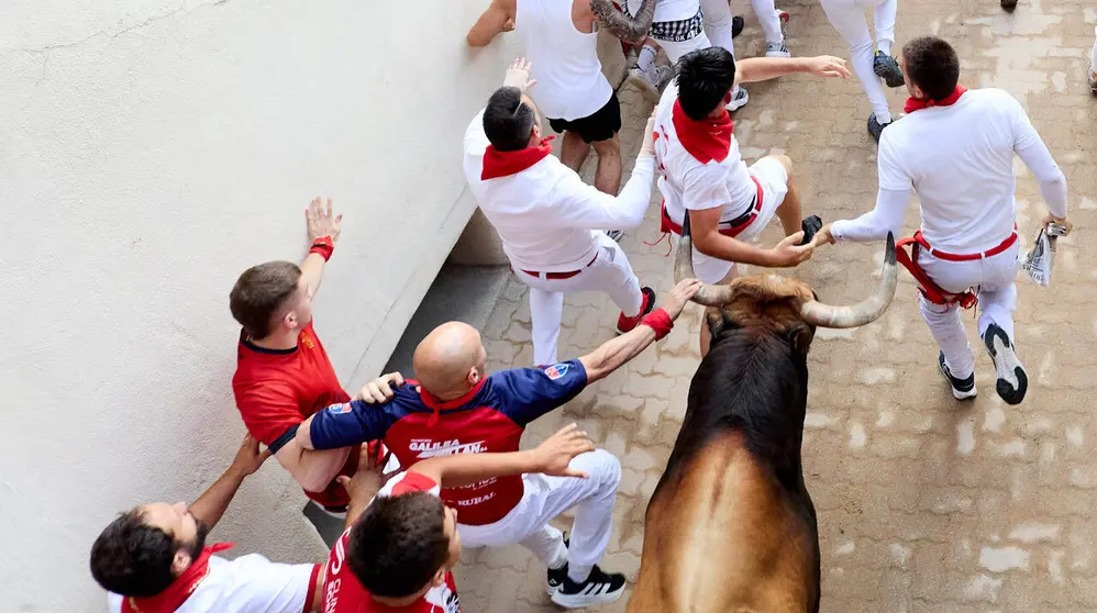 Sexto encierro de San Ferm&iacute;n 2026 con toros de la ganader&iacute;a de La Palmosilla en el tramo del callej&oacute;n y entrada a la plaza. I&Ntilde;IGO ALZUGARAY