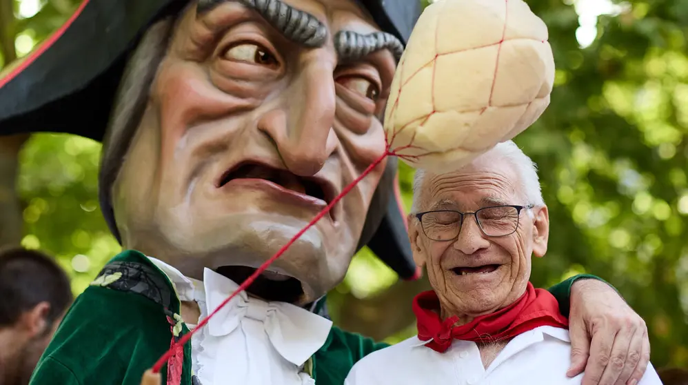 La Comparsa de Gigantes y Cabezudos visitan a los y las residentes de la Casa de la Misericordia de Pamplona durante las fiestas de San Ferm&iacute;n 2026. I&Ntilde;IGO ALZUGARAY