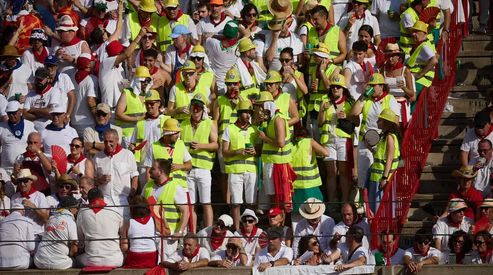 Los tendidos de la Plaza de Toros de Pamplona durante la octava y &uacute;ltima corrida de la Feria del Toro de San Ferm&iacute;n 2026. I&Ntilde;IGO ALZUGARAY