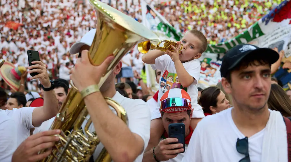 Despedida de las pe&ntilde;as en la Plaza de Toros de Pamplona en el &uacute;ltimo d&iacute;a de las fiestas de San Ferm&iacute;n de 2026. I&Ntilde;IGO ALZUGARAY
