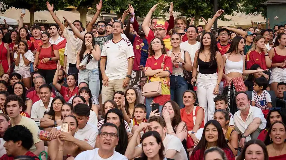 Aficionados de la selecci&oacute;n espa&ntilde;ola durante  la final del Mundial de f&uacute;tbol 2026, en la plaza del Castillo, a 19 de julio de 2026, en Pamplona, Navarra (Espa&ntilde;a). El delantero Nico Williams y el centrocampista Mikel Merino son naturales de Pamplona. El partido enfrenta a las selecciones de Espa&ntilde;a y Argentina en la final de la Copa del Mundo para ver qui&eacute;n se hace con el trofeo. El combinado espa&ntilde;ol enfrenta la segunda final de su historia, mientras que los argentinos repiten este a&ntilde;o tras disputar la final del Mundial de Qatar 2022, del que salieron campeones.

Eduardo Sanz / Europa Press
19/7/2026