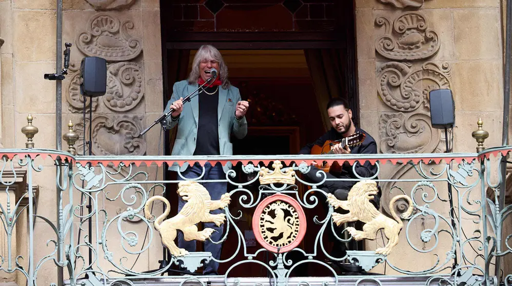 Actuaci&oacute;n de Jos&eacute; Merc&eacute; en el Balc&oacute;n del Ayuntamiento de Pamplona dentro de la XIII edici&oacute;n del Flamenco On Fire. I&Ntilde;IGO ALZUGARAY