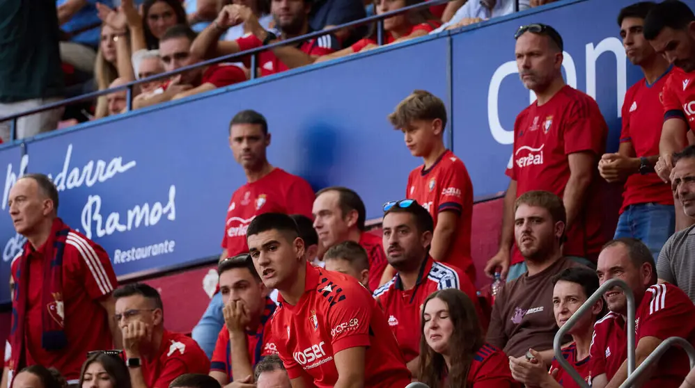 La grada del estadio de El Sadar durante el partido de LaLiga EA Sports entre CA Osasuna y RCD Espanyol disputado en Pamplona. I&Ntilde;IGO ALZUGARAY