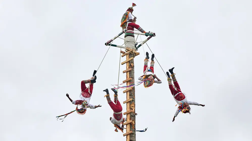 Vuelo inaugural de los Voladores de Papantla en la Vuelta del Castillo de Pamplona dentro del marco de los Encuentros de Pamplona. I&Ntilde;IGO ALZUGARAY