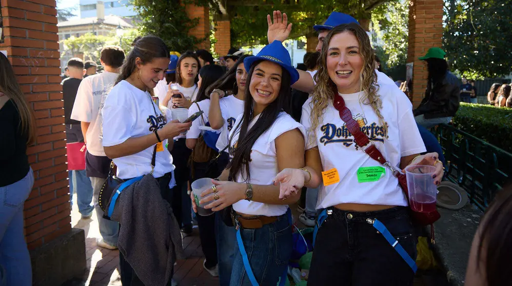 Botell&oacute;n y fiesta previa a la Carpa Universitaria de Oto&ntilde;o 2026 de los estudiantes de la Universidad P&uacute;blica de Navarra en el parque de la Medialuna de Pamplona. I&Ntilde;IGO ALZUGARAY