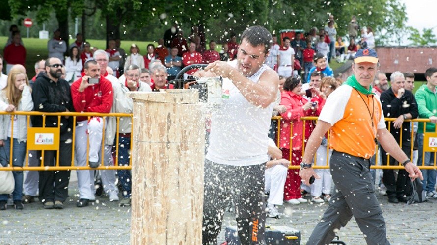 Deporte rural en sanfermines en Pamplona. Corte de tronco con motosierra. San Fermín. CRISTINA NÚÑEZ BAQUEDANO