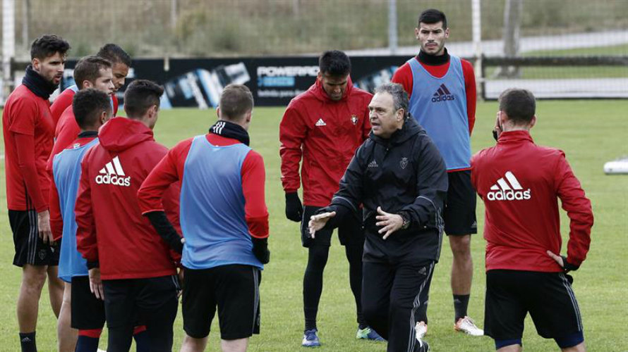 Caparrós alecciona a sus jugadores en Tajonar. Efe.