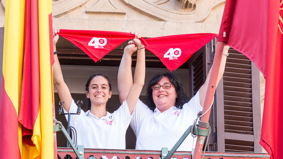 Paula Remírez y María Calado serán las encargadas de lanzar el Chupinazo de los Sanfermines 2017 en representación de la asociación DYA. IÑIGO ALZUGARAY