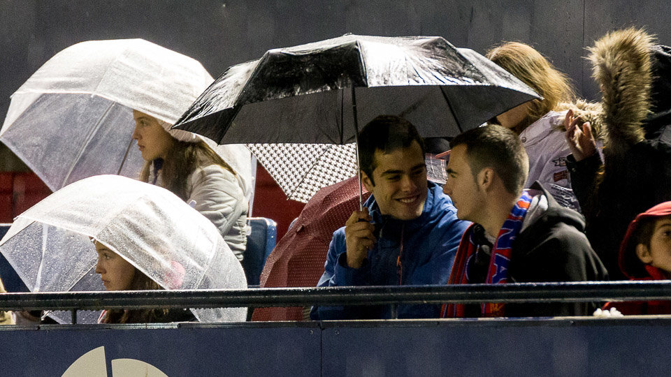 Ambiente de grada en El Sadar durante el partido Osasuna-Granada. IÑIGO ALZUGARAY