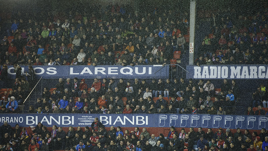 La grada en el estadio de El Sadar durante el partido Osasuna - Granada. MIGUEL OSÉS