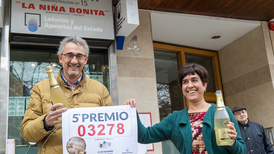 Casi un millón de euros se van para Iturrama: 'La niña bonita' vende 150 décimos de un quinto premio