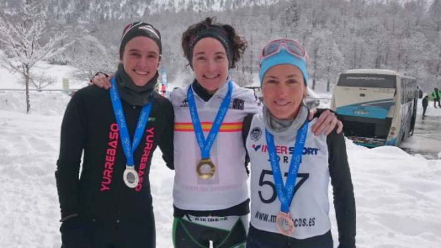 Alba Xandri y su equipo femenino del Saltoki. Cedida.