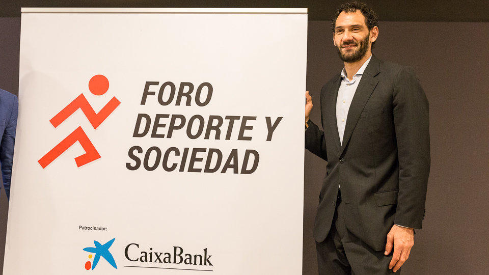 Jorge Garbajosa y Raúl Chapado participan en el _Foro Deporte y Sociedad_ en Pamplona (01). IÑIGO ALZUGARAY