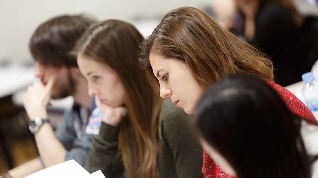 Un grupo de estudiantes en la Universidad Pública de Navarra