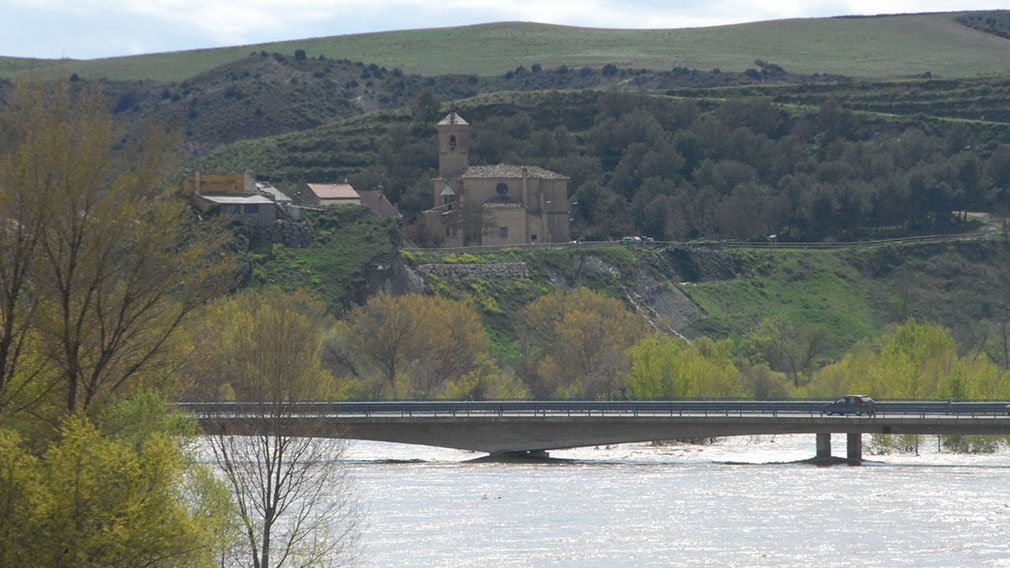 El río Aragón, a punto de alcanzar el nivel del puente, y Caparroso de fondo. AMAYA LUQUI.