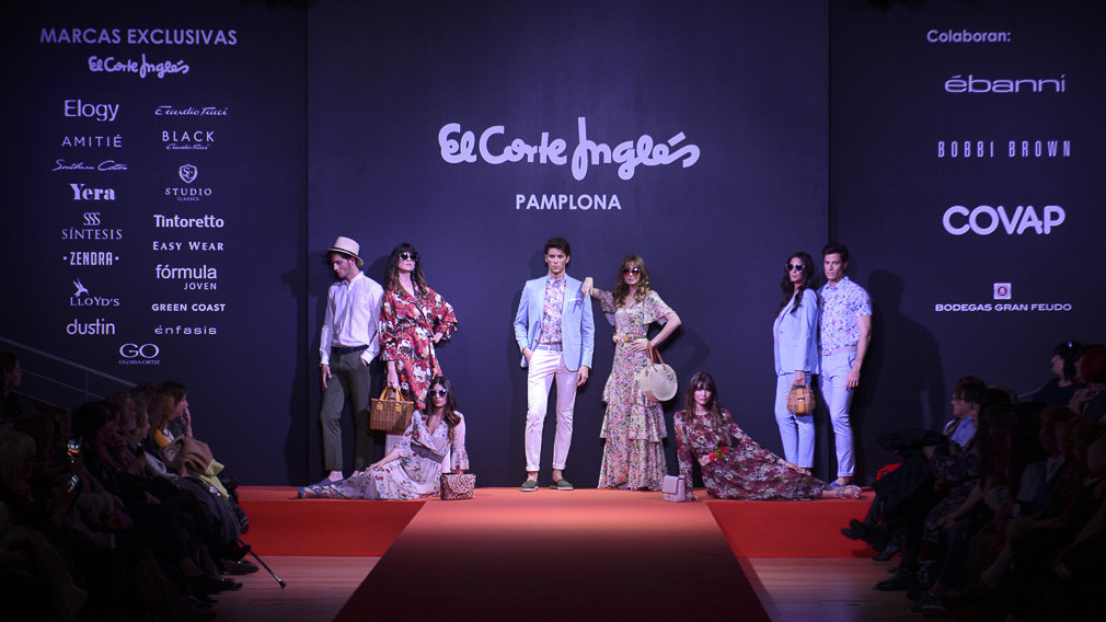 AMITIÉ. Las flores llegan con su exuberancia primaveral pero se combinan con los tonos pastel.