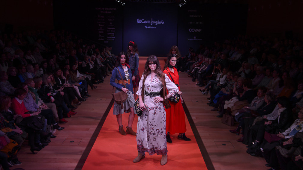 FÓRMULA JOVEN. Esta temporada vuelve la influencia del oeste, en cazadoras con motivos bordados, vestidos florales y botines estilo cowboy.