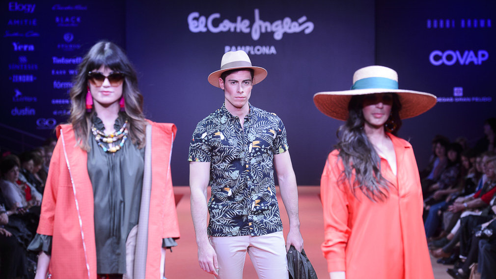 SÍNTESIS. Dos claves para esta temporada: los aires tropicales en colores intensos y estampados florales, y las prendas exteriores amplias y especiales, como esta con troquelado.