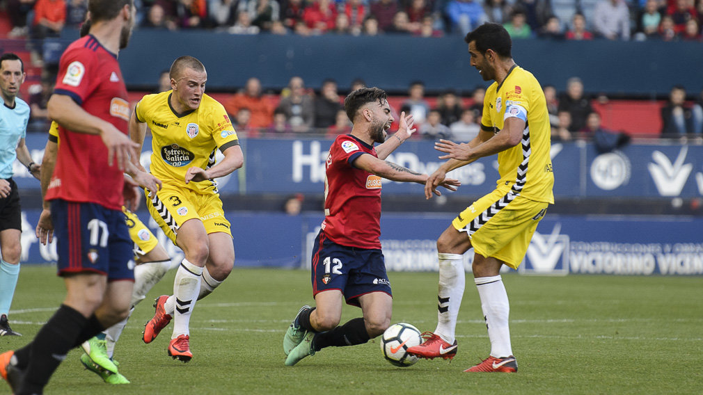 Partido entre Osasuna y Lugo en El Sadar . PABLO LASAOSA