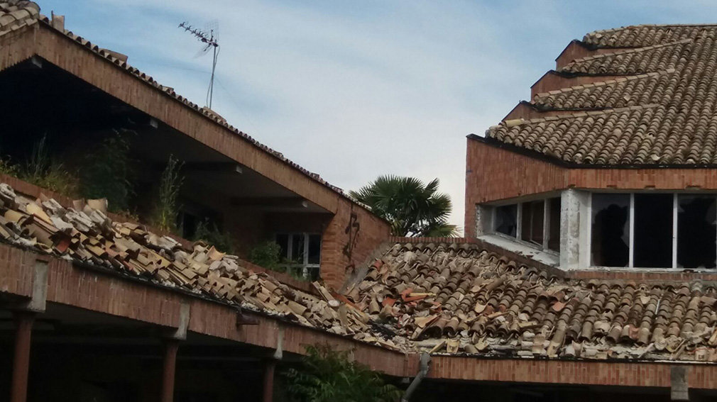 Desalojan y clausuran un edificio en ruinas en Pamplona que corre serios riesgos