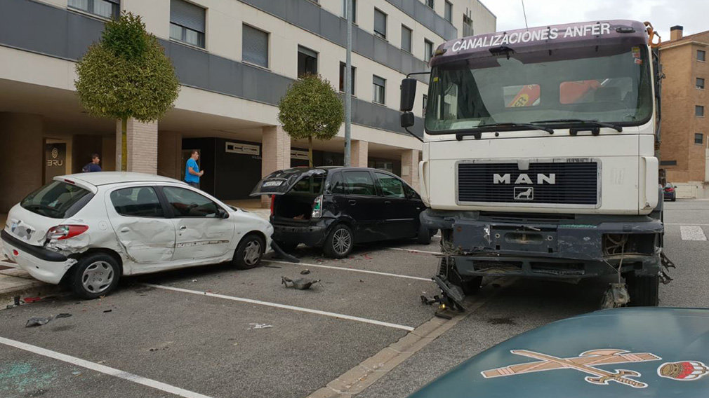 Cuesta abajo y sin frenos: la secuencia fotográfica del camión que se ha llevado por delante coches, farolas y árboles en Mutilva