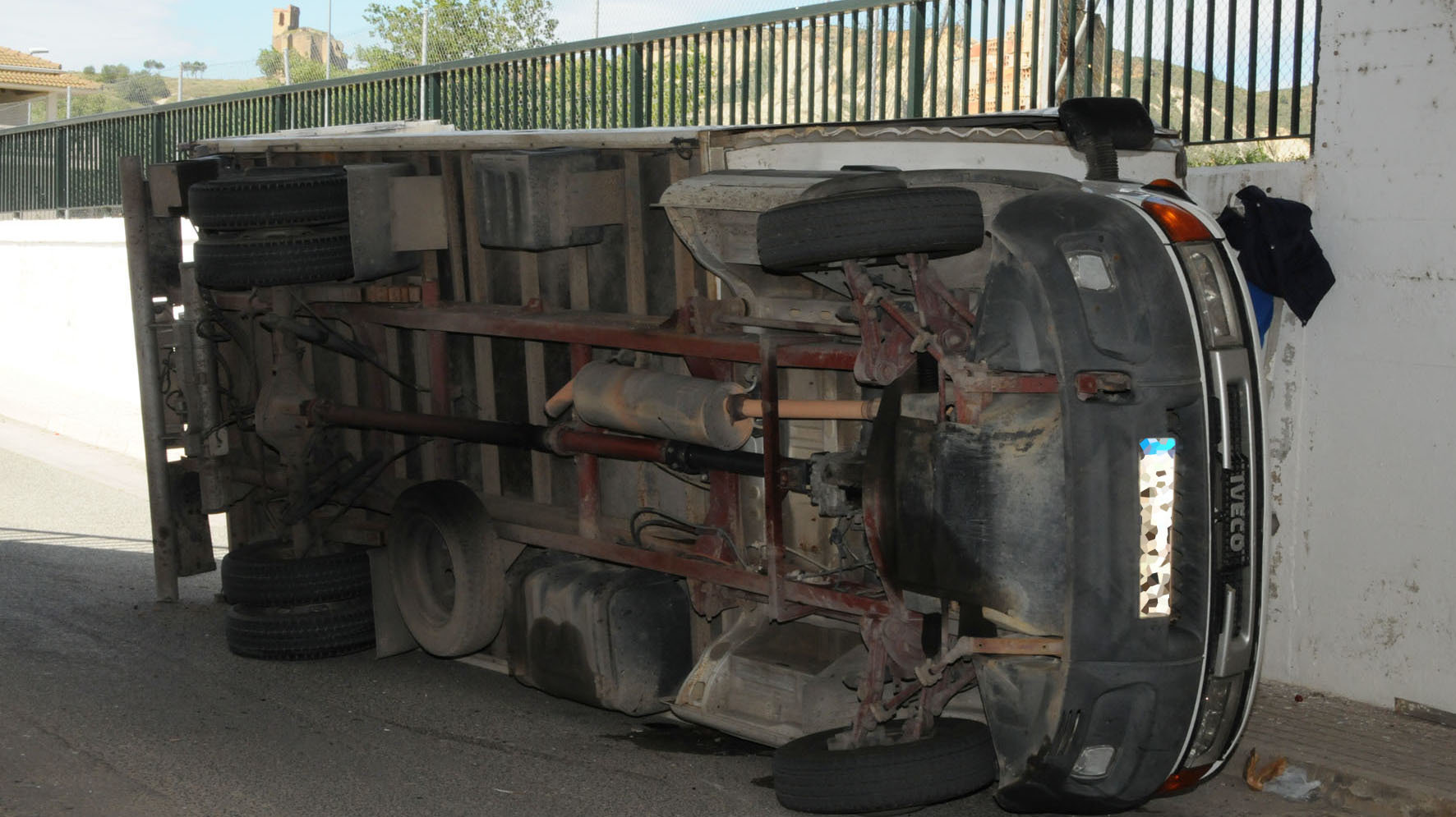GALERÍA: Encajonado bajo el puente, así ha quedado el camión de verduras volcado en Caparroso