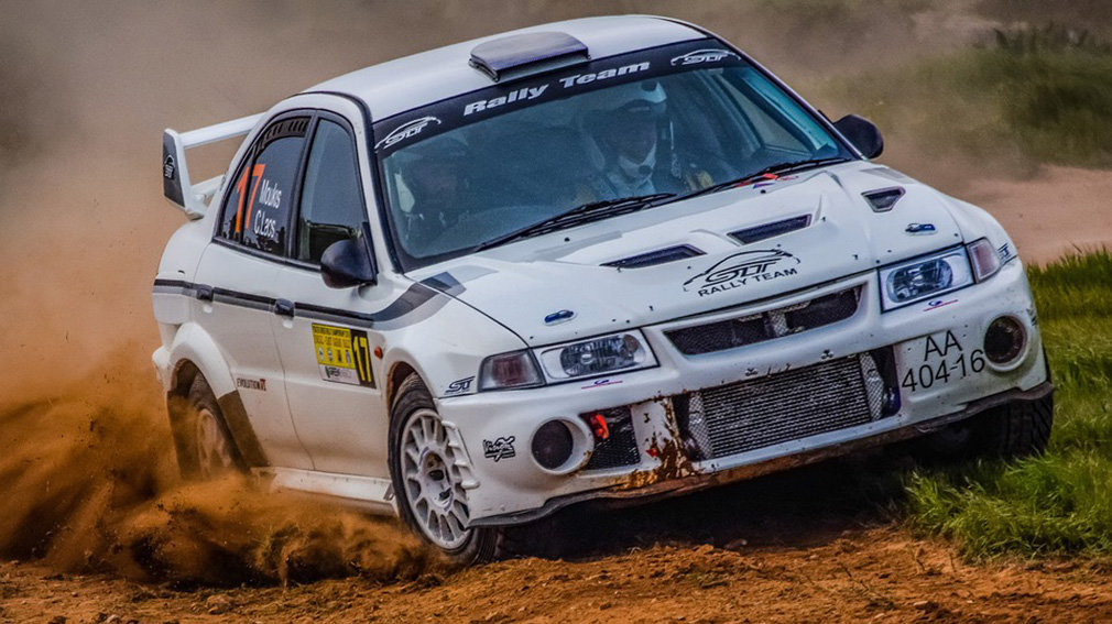 Imagen de un coche compitiendo en un rally ARCHIVO