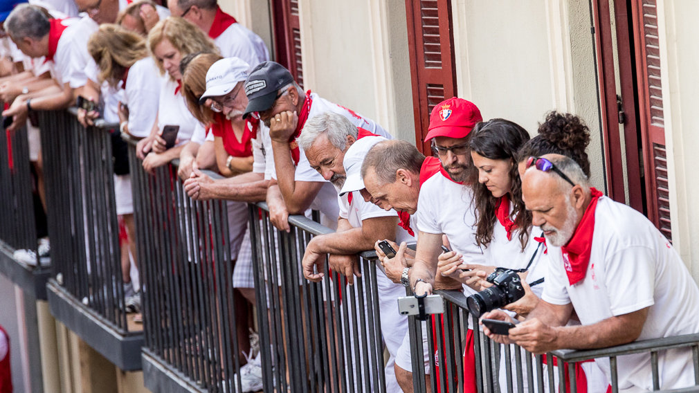 Los balcones en Mercaderes y Estafeta durante el cuarto encierro de San Fermín 2018 (07). IÑIGO ALZUGARAY