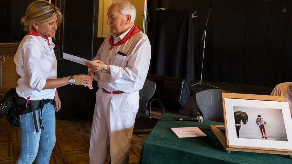 La mujer de Mikel Cía recibe, en nombre de su pareja, el Premio del Concurso Internacional de Fotografía Taurina de los Sanfermines  por la fotografía  'Momentos'  (01). IÑIGO ALZUGARAY