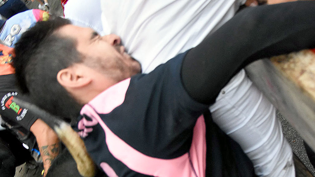 El dolor, en su cara: toda la secuencia del golpe en el cuello al joven de Telefónica que casi termina en tragedia