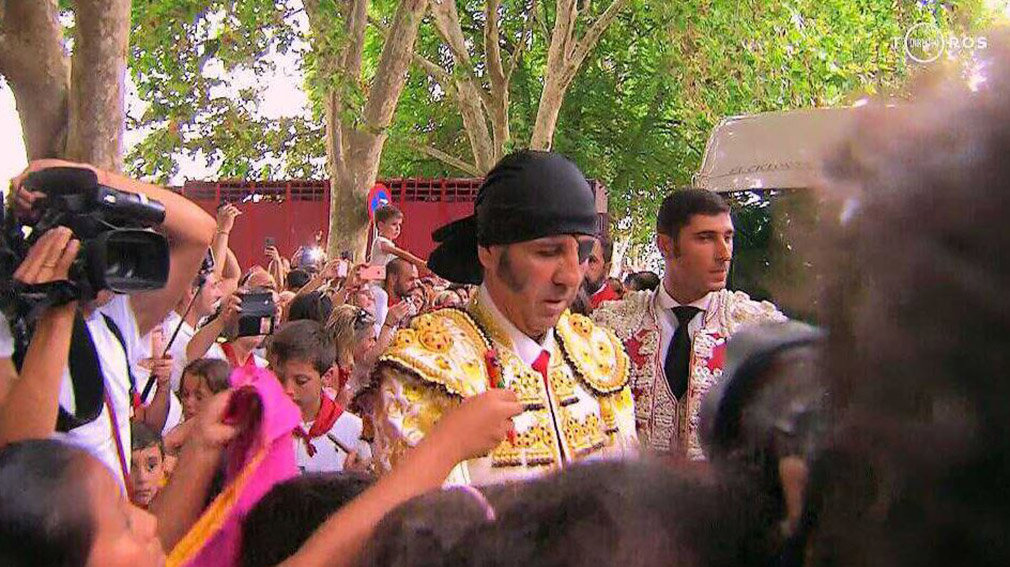Locura en el patio de caballos de Pamplona: expectación máxima para recibir a Padilla, Cayetano y Roca Rey