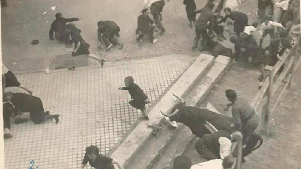 LIebrero-ya-ha-corneado-a-Clara-Herrera,-que-se-encuentra-tirada-en-el-suelo.-FOTO-GALLE