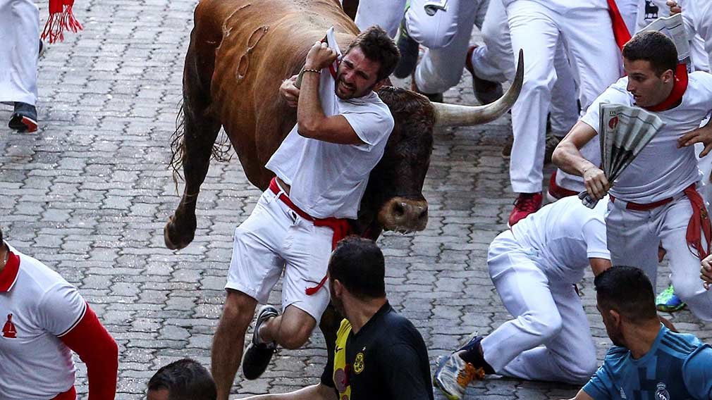 El mozo que volvió a vivir: así se ha librado un joven de una brutal cornada de un Miura en el callejón