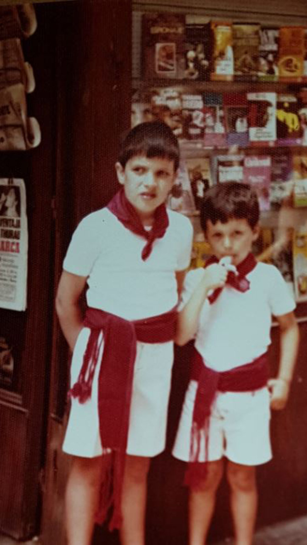 Carmelo Buttini, propietario de la Casa del Libro, y su hermano en la puerta de la tienda. CEDIDA