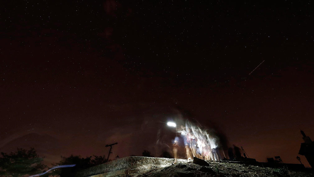 Un-grupo-de-personas-observan-desde-el-cerco-de-Artajona,-en-Navarra,-las-Perseidas-o-Lágrimas-de-San-Lorenzo.-EFE-Jesús-Diges-2